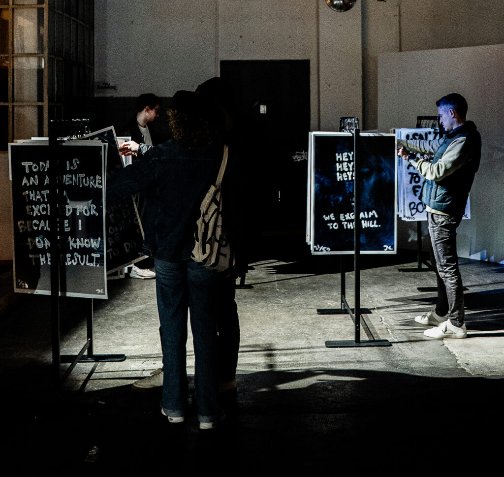 Besucher in der Amazfit Ausstellung Titanium State of Mind in München