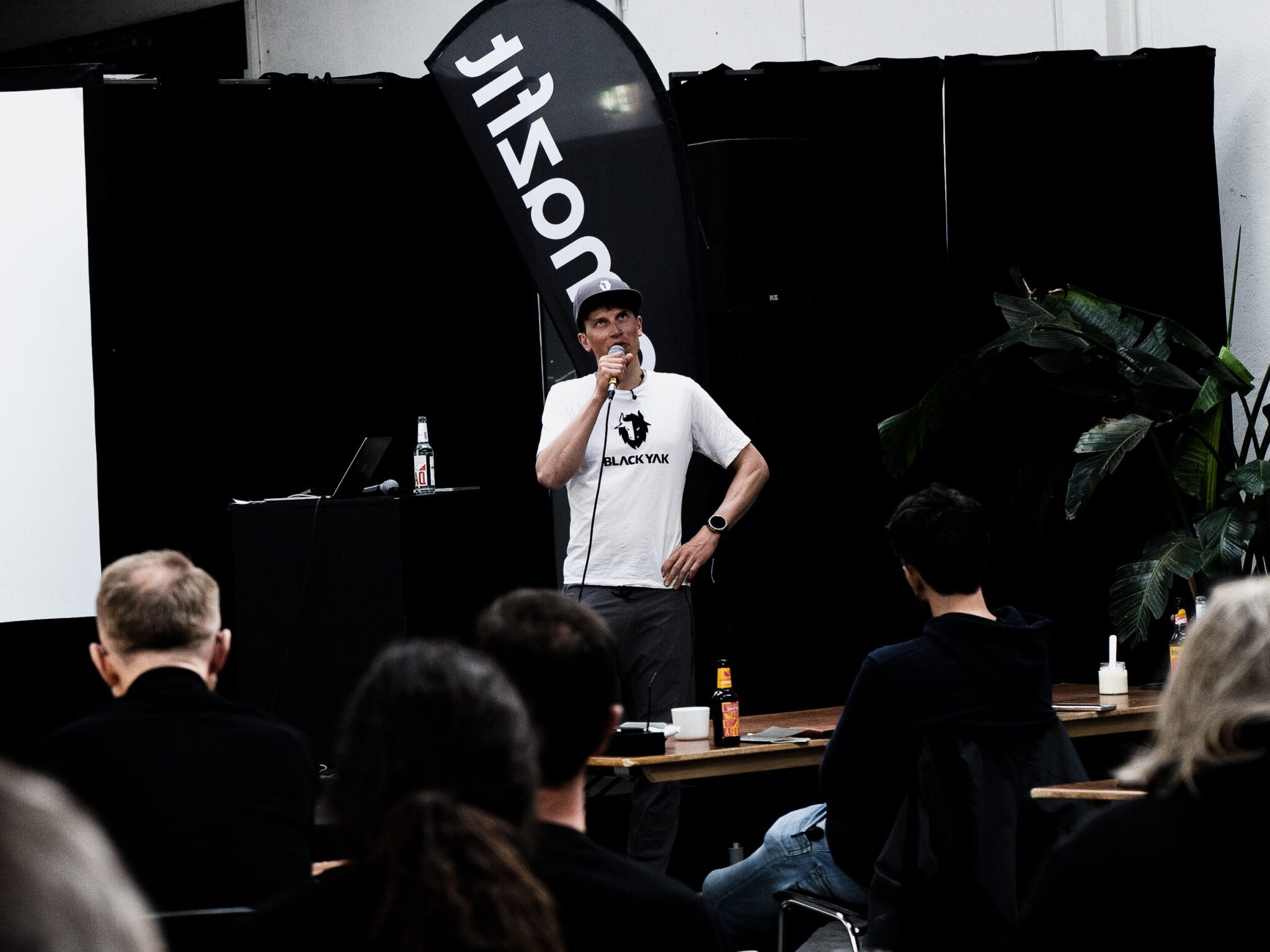 Brand Coach von B2M bei einer Instore-Produktschulung im Sportfachhandel