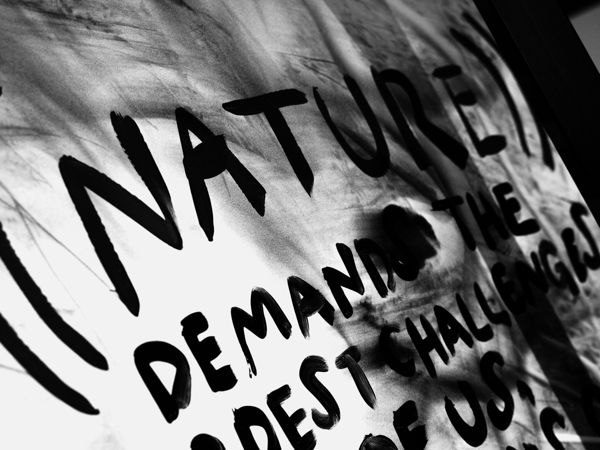 Kreatives Ausstellungsmotiv aus der Amazfit Ausstellung Titanium State of Mind von B2M