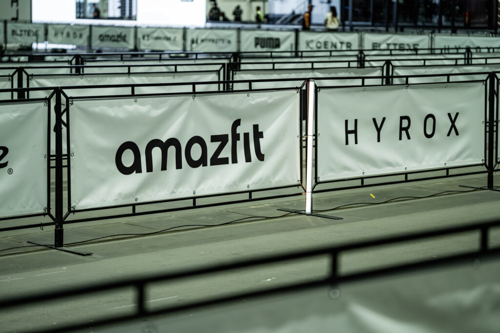 Amazfit Branding an der HYROX Strecke, umgesetzt von B2M